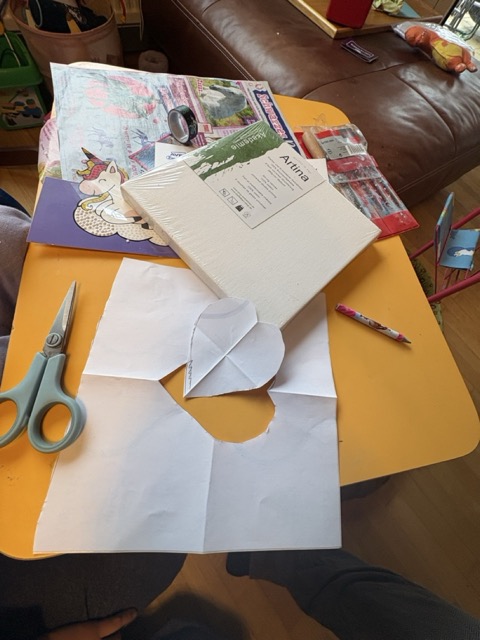 Schablone wird mit Cutter zugeschnitten