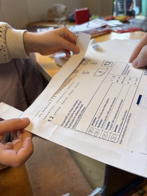 Schablonenrand wird sorgfältig aufgeklebt