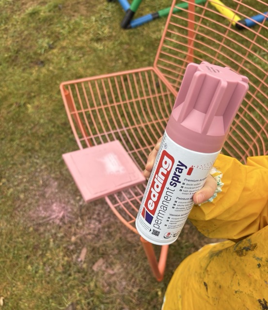 Rand wird mit Sprayfarbe gearbeitet